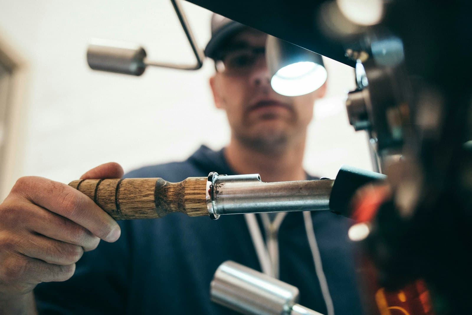 Técnico trabajando sobre un componente cilíndrico